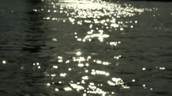 太阳在海上反射光线。日落的暗示性颜色