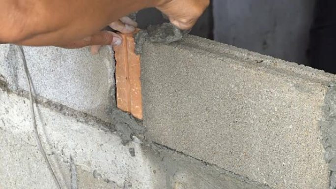 瓦工泥瓦匠用砂浆或水泥砌砖或建筑室