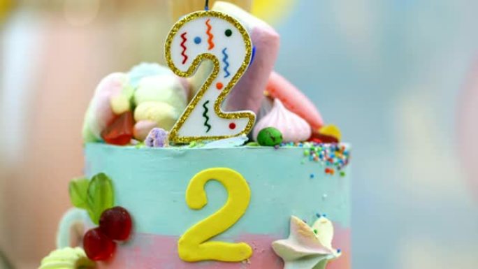 特写，儿童生日蛋糕，装饰着各种美食和食用图片。儿童生日派对