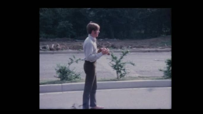 1971赤脚男孩在停车场玩接球