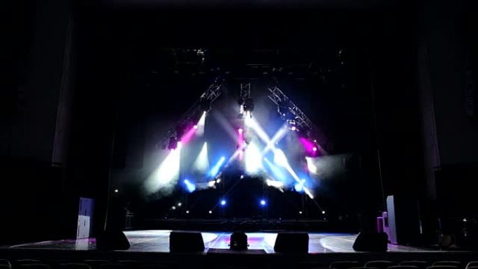 多色的舞台灯光，音乐会上的灯光表演。灯光和烟雾表演。