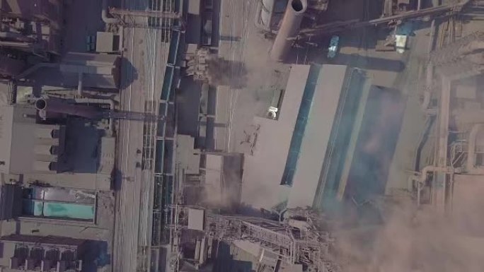 从空中看高炉。旧工厂。冶金厂大气污染的工业化城市的鸟瞰图