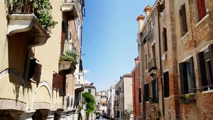 威尼斯，意大利-2018年7月7日: 狭窄的运河之间的古老的房屋Venzia，炎热的夏日