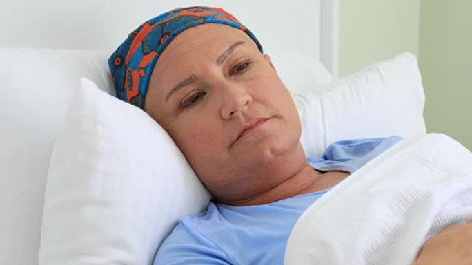 患有癌症的中年妇女躺在床上