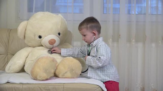 小孩医生咨询泰迪熊玩具，接吻