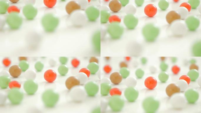 彩色糖果排列在白色反光背景4K