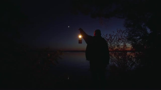 河岸上有一盏灯的人