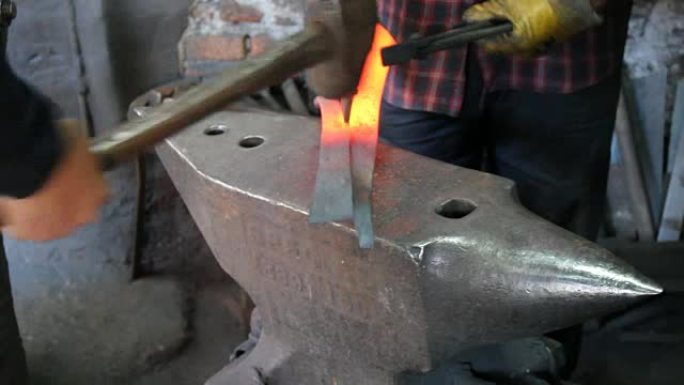 铁砧上的热铁锻造。手工铁匠