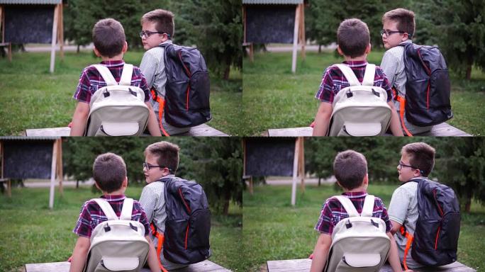 放学后在公园里聊天的男孩