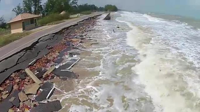 鸟瞰路从海浪中摧毁了柏油路。