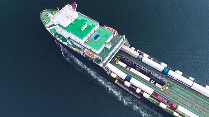 集装箱货船的空中无人机视图，进出口业务物流和国际海上船舶运输。