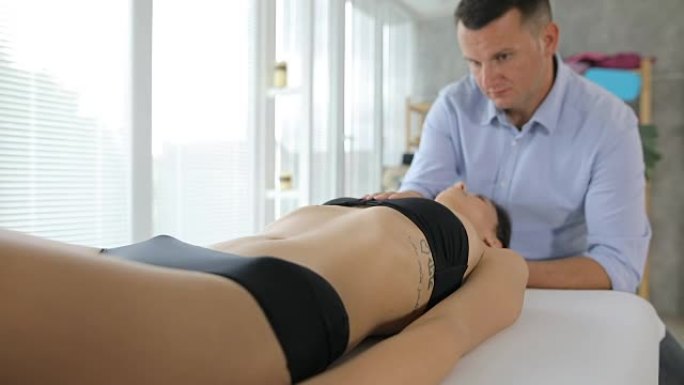 理疗师对女人做胸部操作。