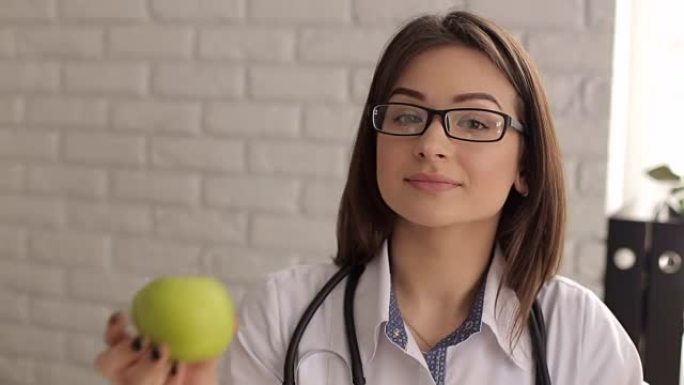 诊所穿着苹果长袍的女医生。