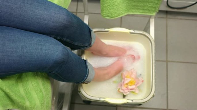 美容院的修脚治疗-在修脚碗中浸泡脚