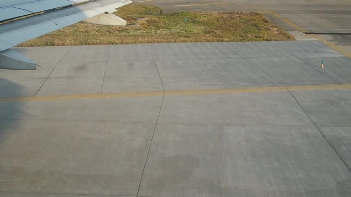 从飞机内部看，从机场跑道上滑行的喷气式飞机上看。快速模式。
