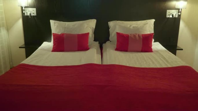 酒店卧室内的红色床单