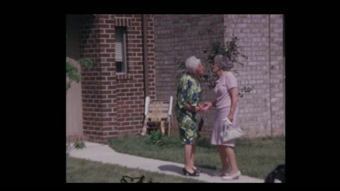 1971 2年迈的岳母祖母摆姿势和亲吻