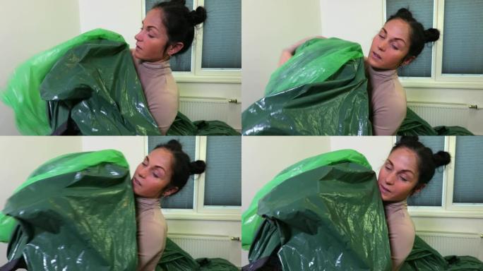 女人试图保留绿色塑料袋