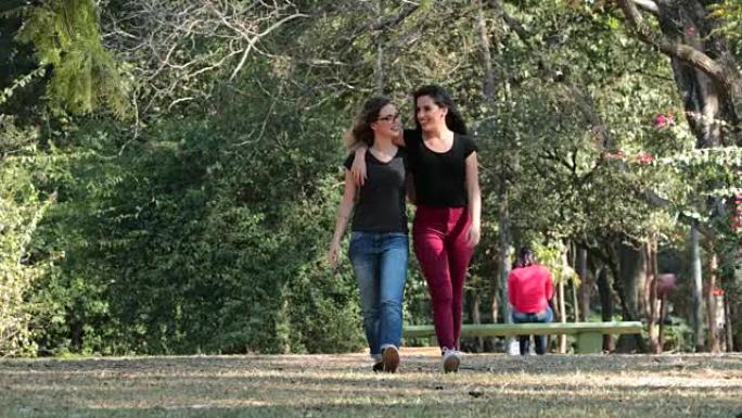 两个女朋友一起在公园散步，互相拥抱