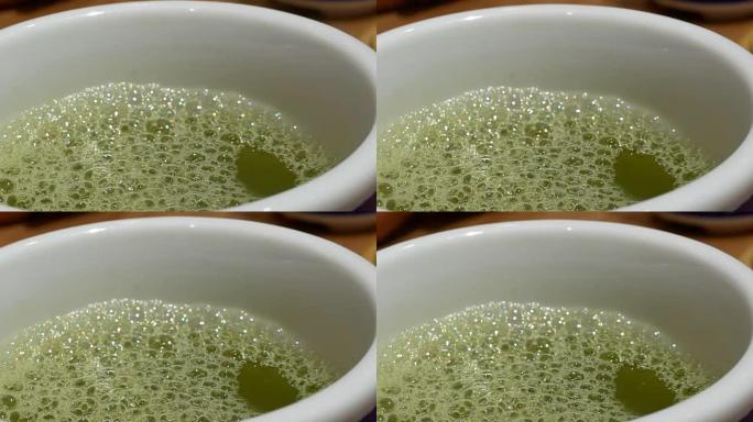 日本餐厅内餐桌上热绿茶的运动
