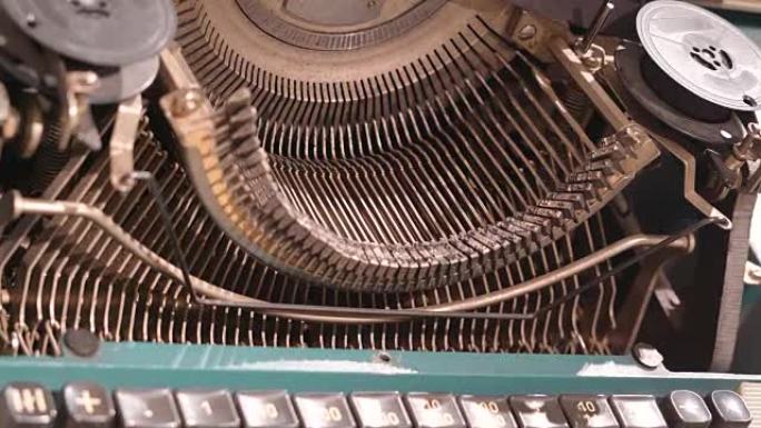 仔细观察古董打字机的字体