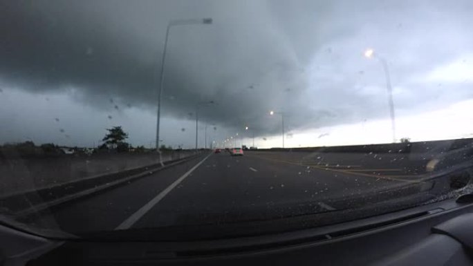 暴风雨来临前的汽车前视图