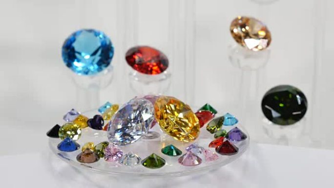 转弯平台上的彩色宝石