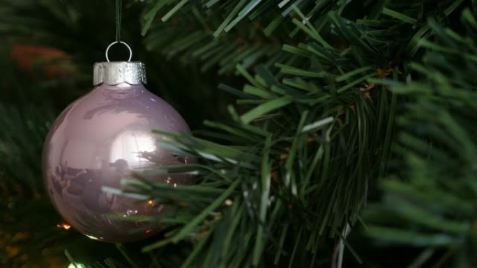 闪亮的圣诞树摆设浅dop 4K 2160p 30fps超高清镜头-粉色反光圆形装饰新年夜装饰3840