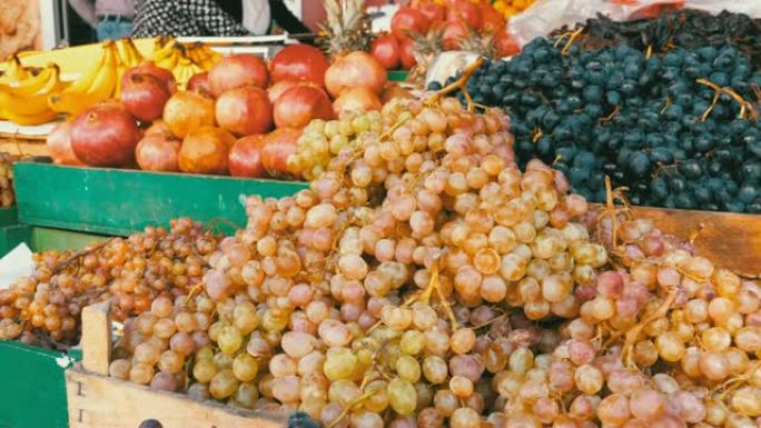 街头市场上有葡萄和其他水果的陈列柜