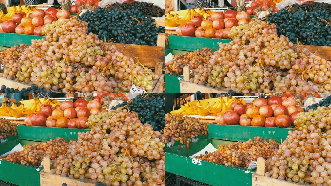 街头市场上有葡萄和其他水果的陈列柜