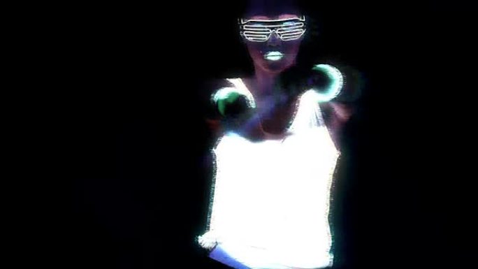 女人用UV面漆，发光的衣服，发光的眼镜，手镯在镜头前跳舞，手持化学光，半身拍摄。亚洲女人。毛刺效应。