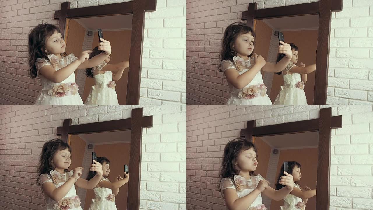 一个孩子在镜子前拿着电话