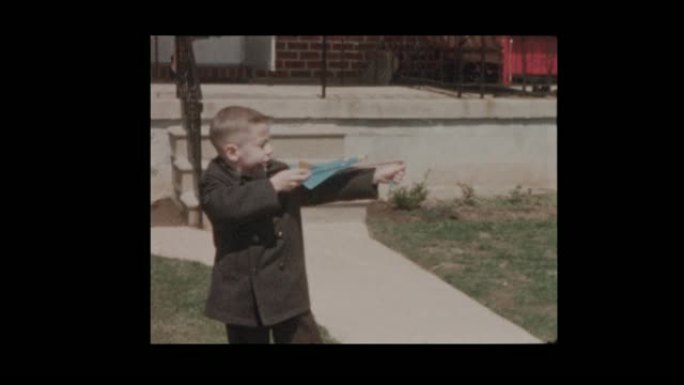1956小男孩发射橡皮筋弹弓飞机