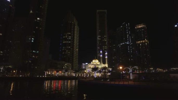 迪拜码头宏伟的小清真寺夜景，漂浮游船的景色