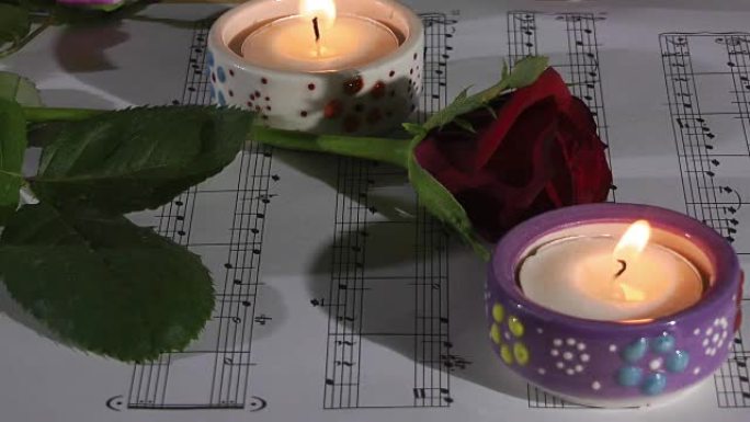 抽象烛光燃烧和玫瑰花与音乐音符
