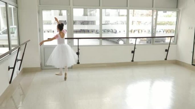 年轻的芭蕾舞演员在tutu做芭蕾舞旋转