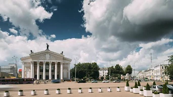 白俄罗斯戈梅利。夏日在列宁广场上建造戈梅利地区戏剧剧院