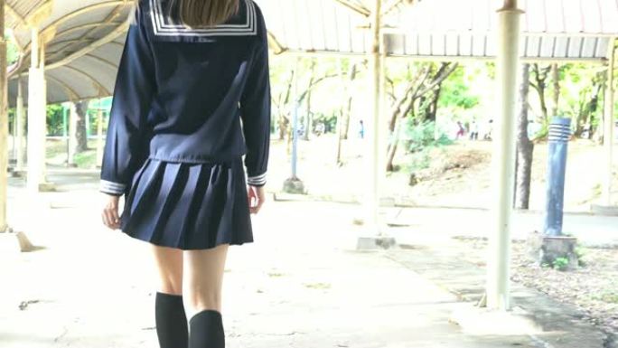 穿着日本学生装的女人