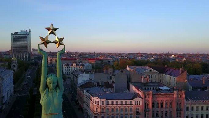 在拉脱维亚里加的米尔达场景。举着三颗星的自由女神像