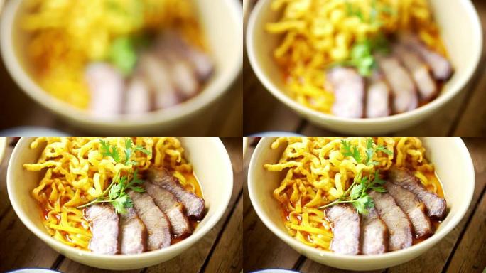 ECU仍然射击: Khao Soi食谱，泰国北部风味的咖喱面汤和猪肉放在木桌上。