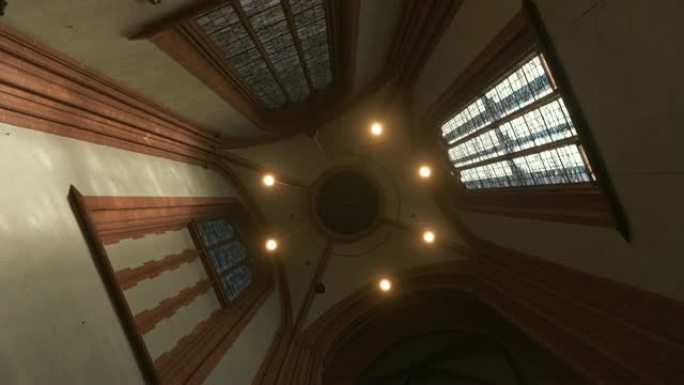 旋转低角度视图: 法兰克福大教堂的蜡烛吊灯