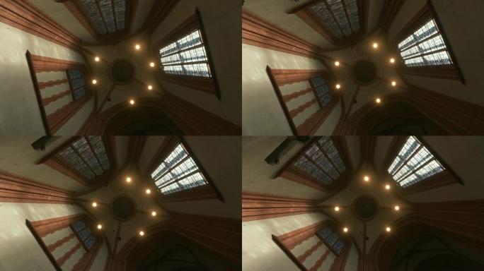 旋转低角度视图: 法兰克福大教堂的蜡烛吊灯