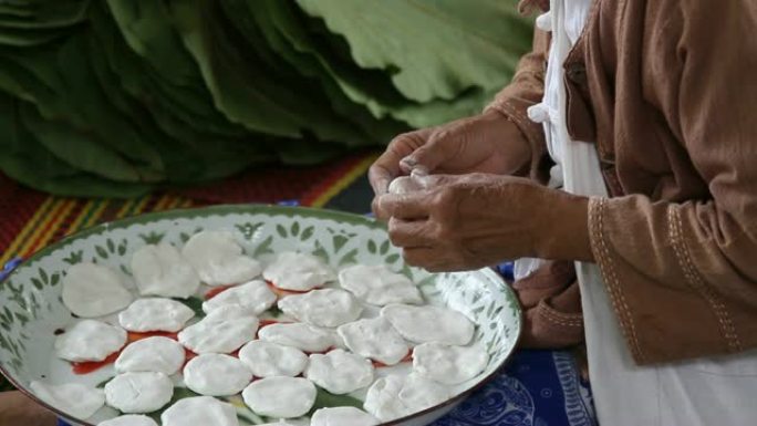 资深女士在泰国新年一起制作泰国本地甜点