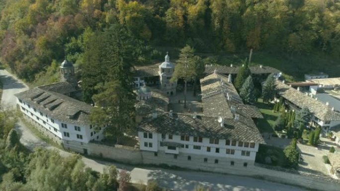巴尔干山脉中部保加利亚一座大型修道院的空中概览