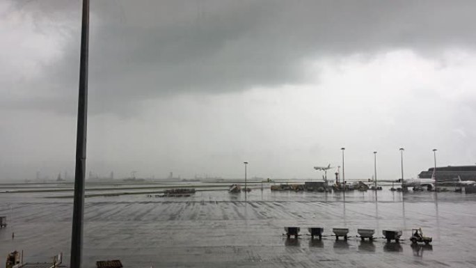 航班降落，货物在阴天在机场停机坪上移动