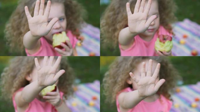 小女孩在户外吃苹果