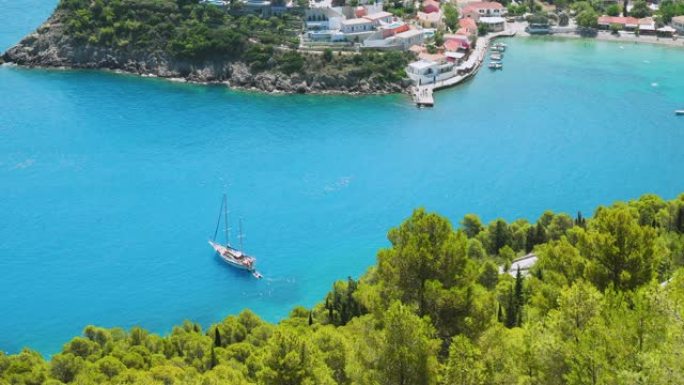 蓝湾豪华帆船。在地中海度假。五颜六色的港口，阿索斯村的偏远性质，希腊的僻静岛屿。旅行冒险无忧无虑和幸