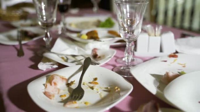 盘子里剩下的食物和脏餐巾纸都在桌子上。