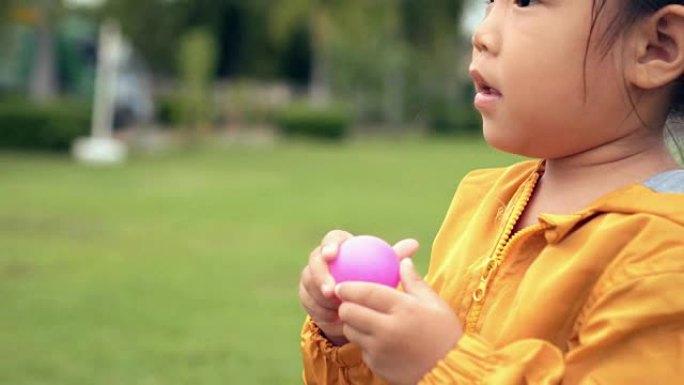 近距离手持粉色球的女孩/儿童