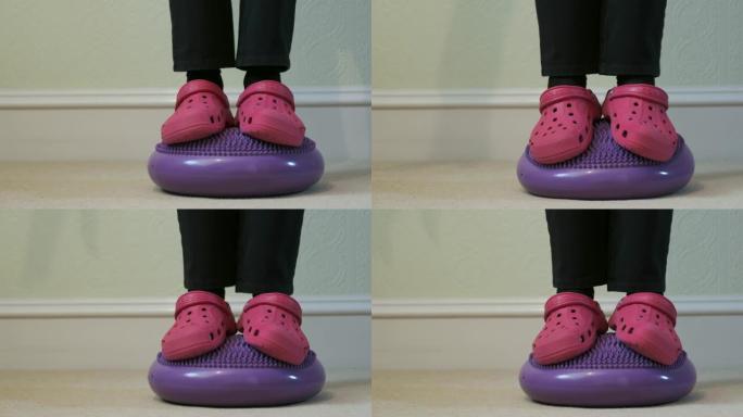 平衡板踝关节运动紫色充气摆动脚特写用于脚或膝关节损伤的康复